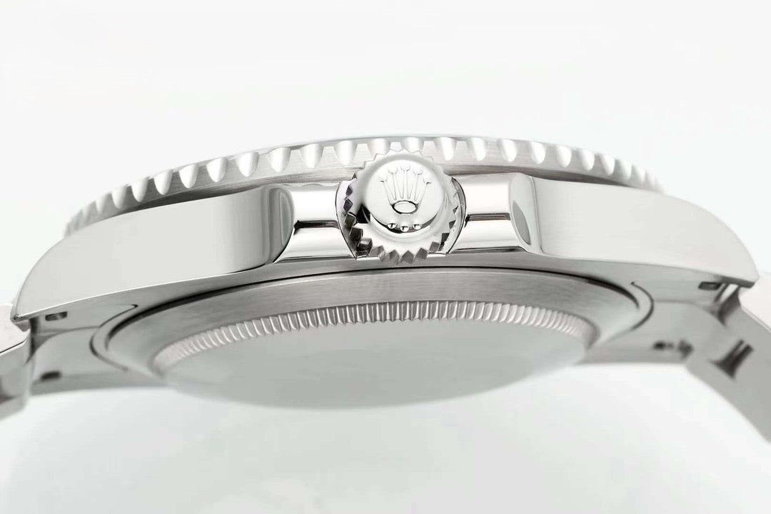 Rolex Submariner : Silver, Black face, black dial
