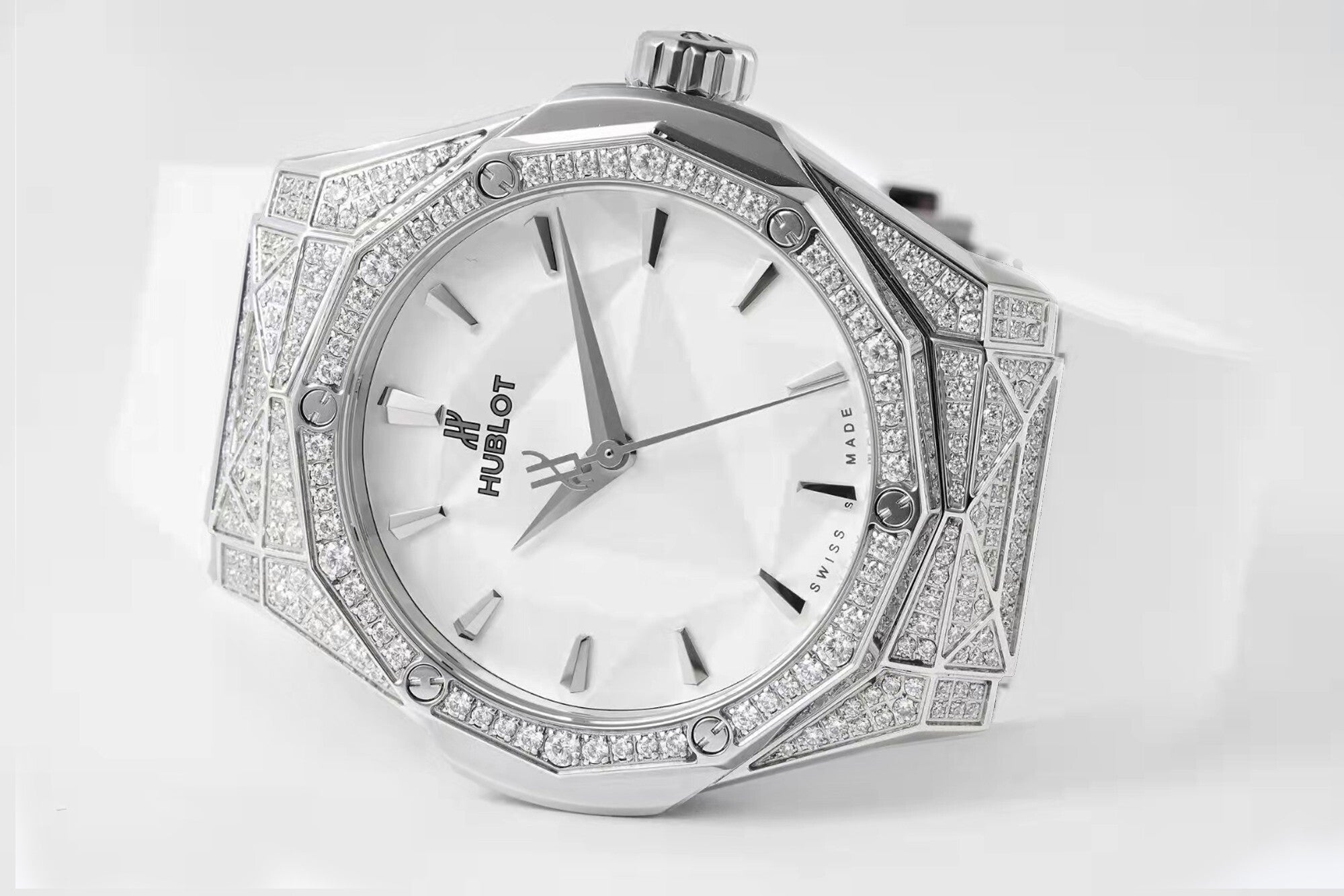 Hublot Classic Fusion Orlinski White Pavé 550.NS.2200.RW.1604.ORL20 : Polished Faceted White "Iced Out"