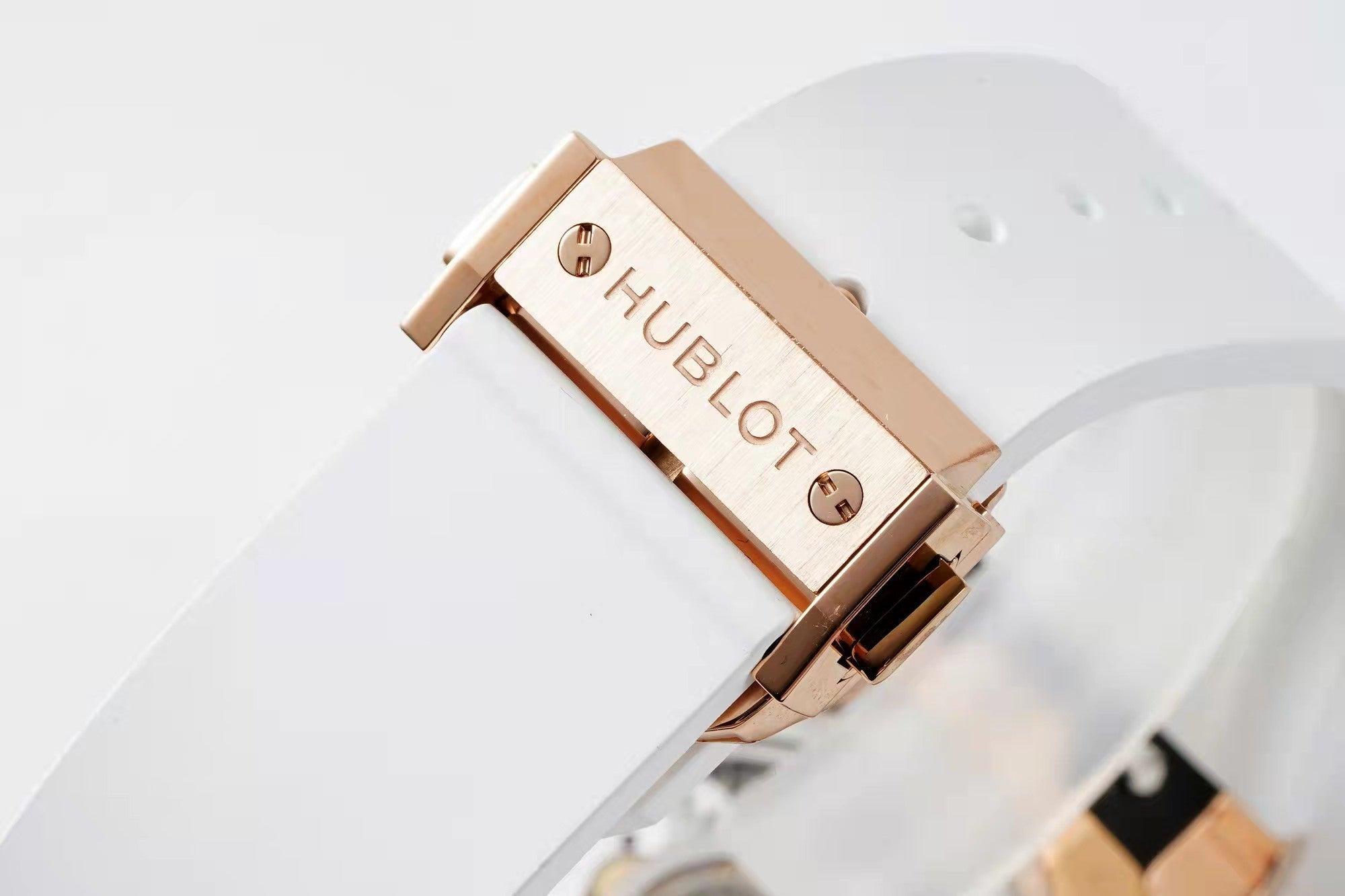 Hublot Classic Fusion Orlinski King Gold Pavé 550.OS.2200.RW.ORL20 : Polished Faceted White "The Orlinski"