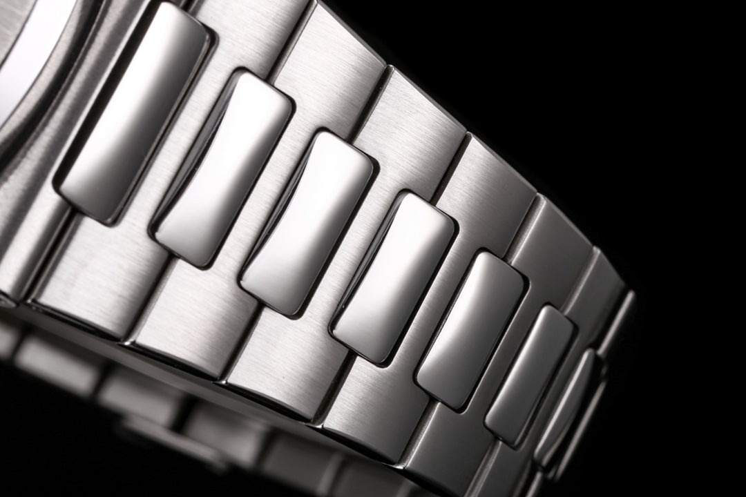 Patek Philippe Nautilus Moon Phase 5712/1A-001 : Blue-Black Gradient