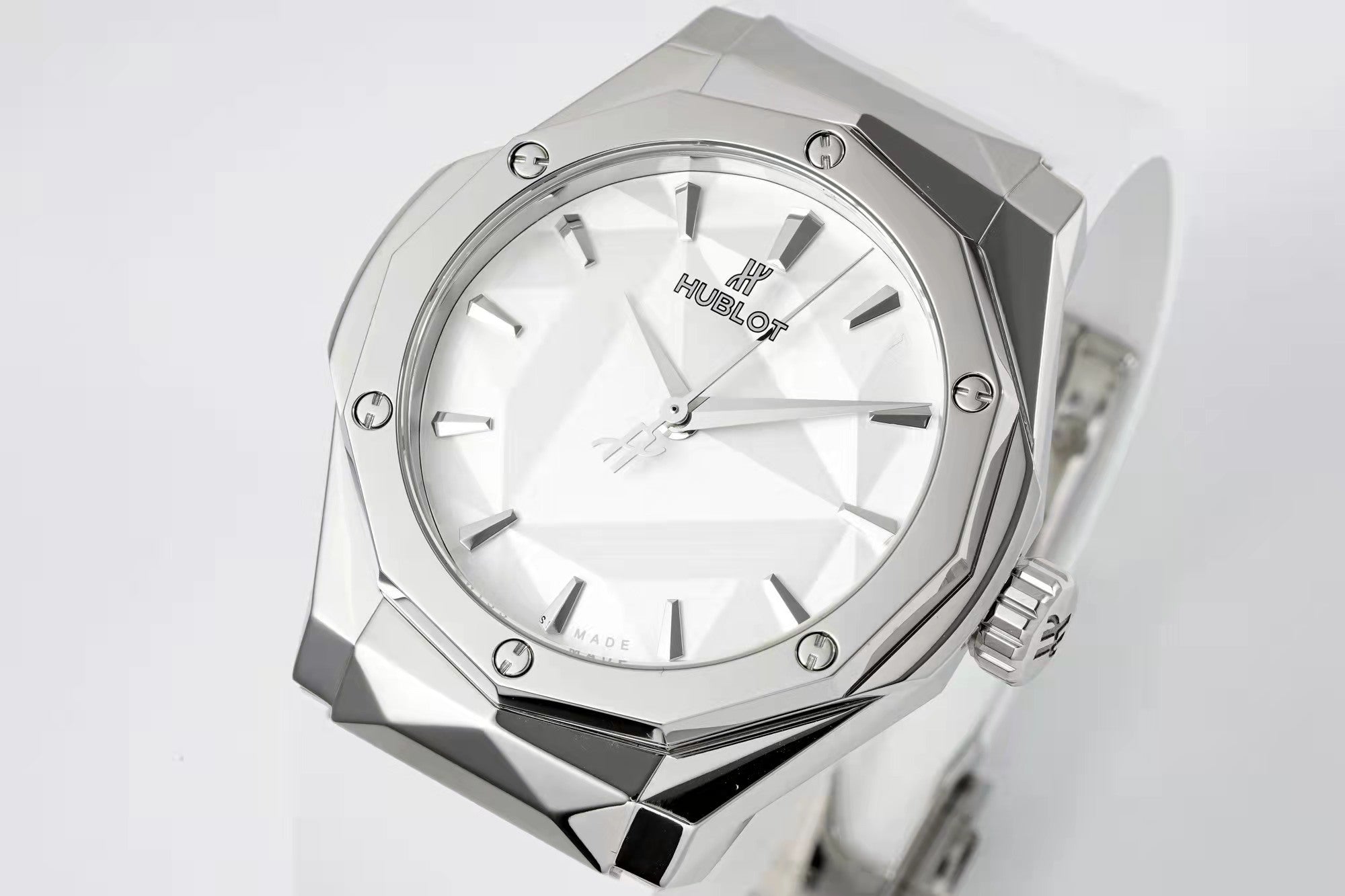 Hublot Classic Fusion Orlinski White Pavé 550.NS.2200.RW.ORL20 : Polished Faceted White "The Orlinski"