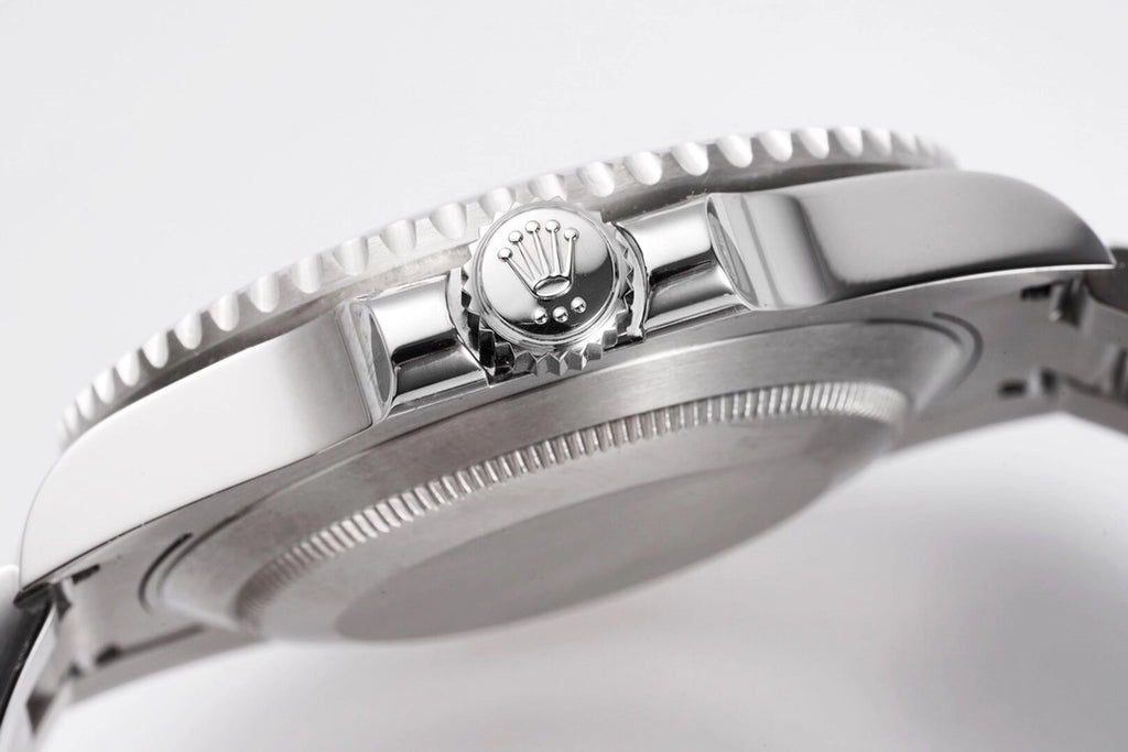 Rolex Submariner Date 116610LV : Green Sunburst "Hulk"