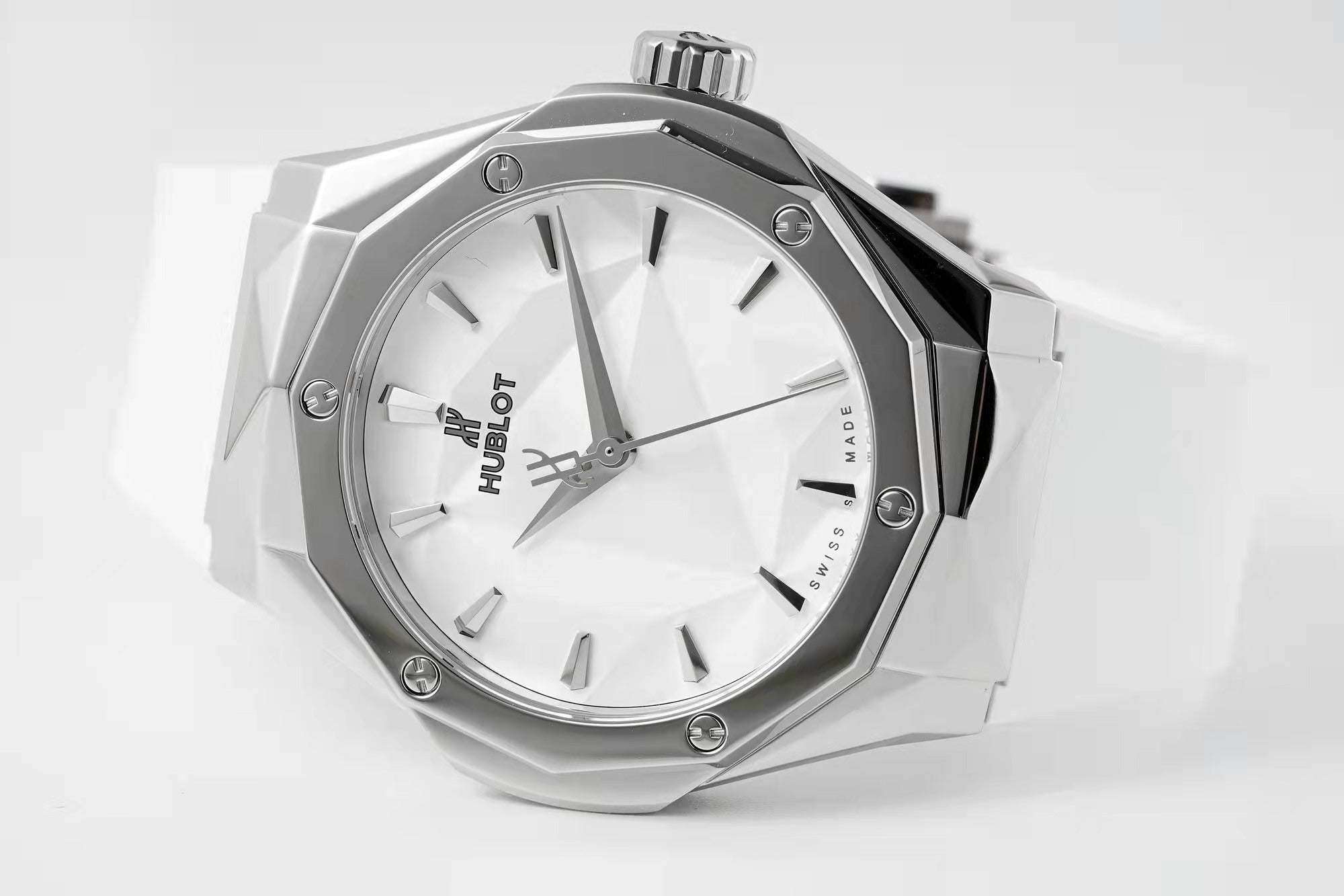 Hublot Classic Fusion Orlinski White Pavé 550.NS.2200.RW.ORL20 : Polished Faceted White "The Orlinski"