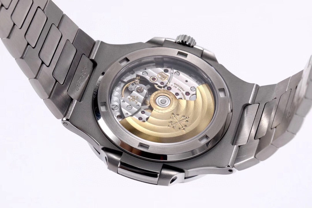 Patek Philippe Nautilus 5711/1A-011 : Silvery-White "Piano"