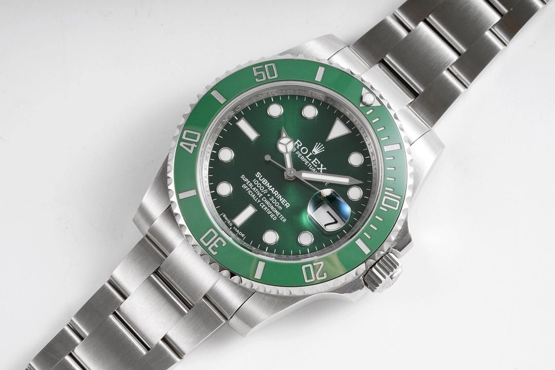 Rolex Submariner Date 116610LV : Green Sunburst "Hulk"