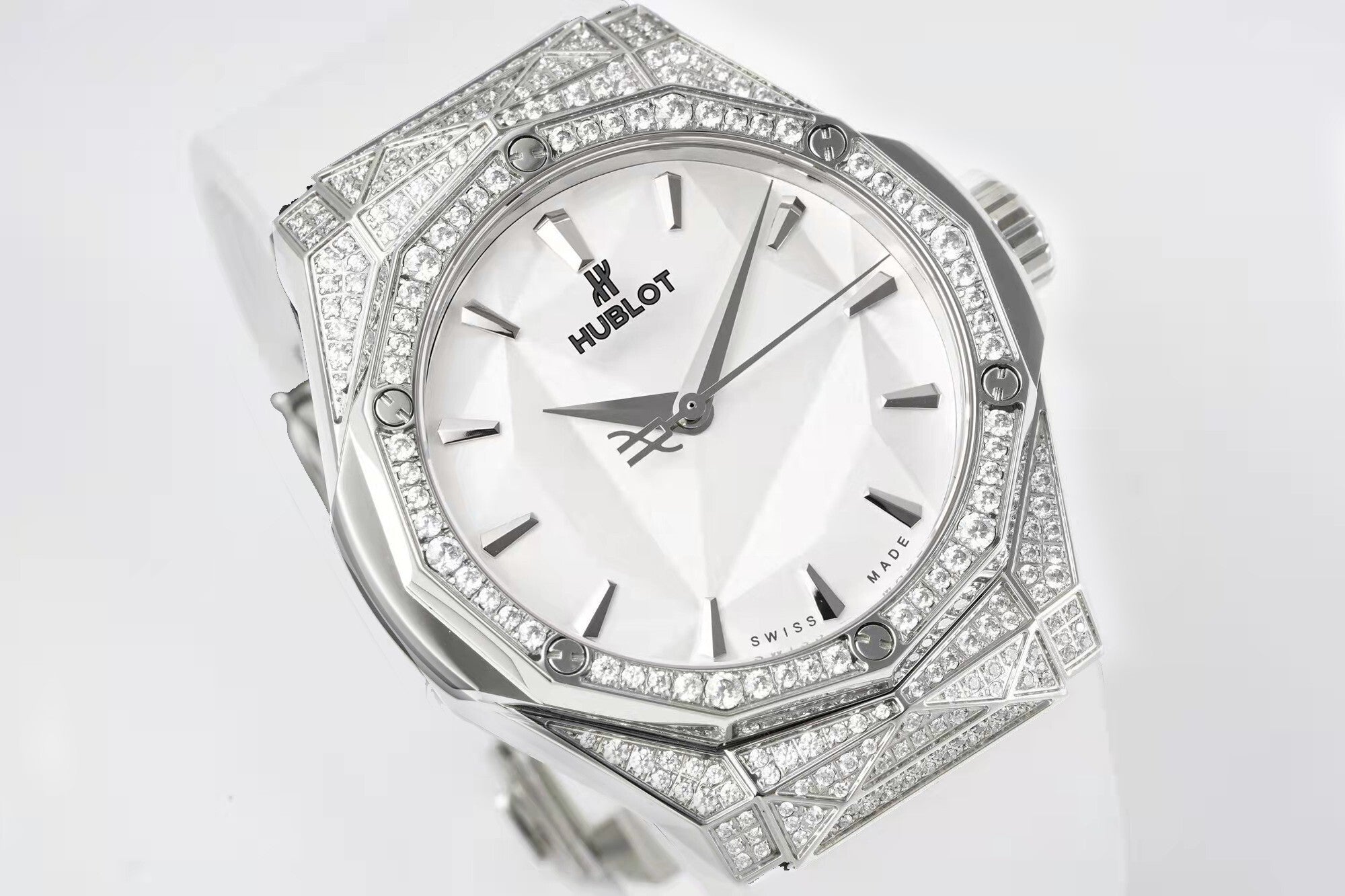 Hublot Classic Fusion Orlinski White Pavé 550.NS.2200.RW.1604.ORL20 : Polished Faceted White "Iced Out"