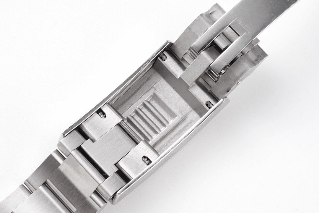 Rolex Submariner Date 116610LV : Green Sunburst "Hulk"