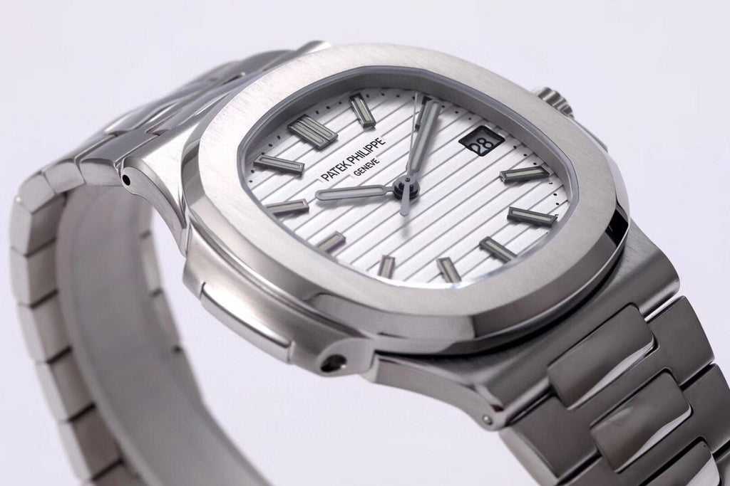 Patek Philippe Nautilus 5711/1A-011 : Silvery-White "Piano"
