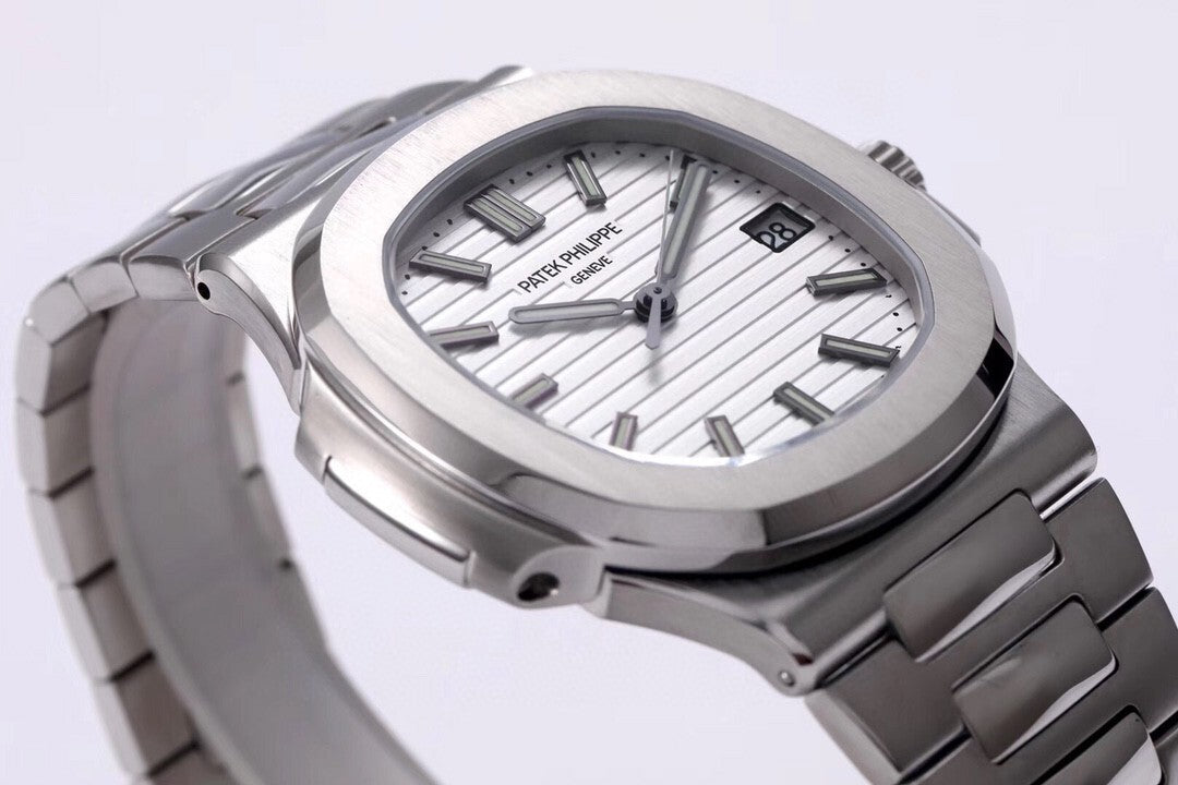 Patek Philippe Nautilus 5711/1A-011 : Silvery-White "Piano"