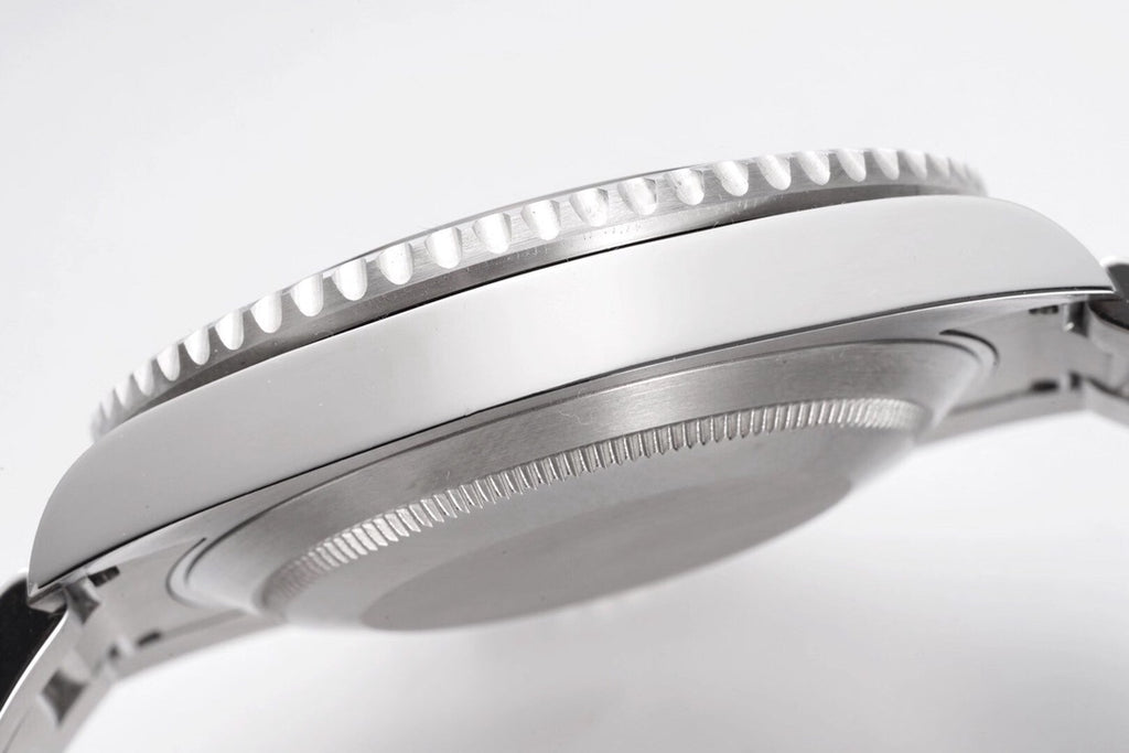 Rolex Submariner Date 116610LV : Green Sunburst "Hulk"