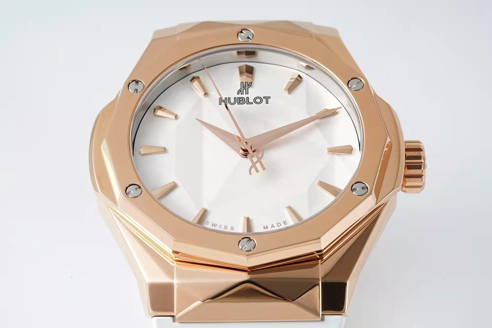 Hublot Classic Fusion Orlinski King Gold Pavé 550.OS.2200.RW.ORL20 : Polished Faceted White "The Orlinski"