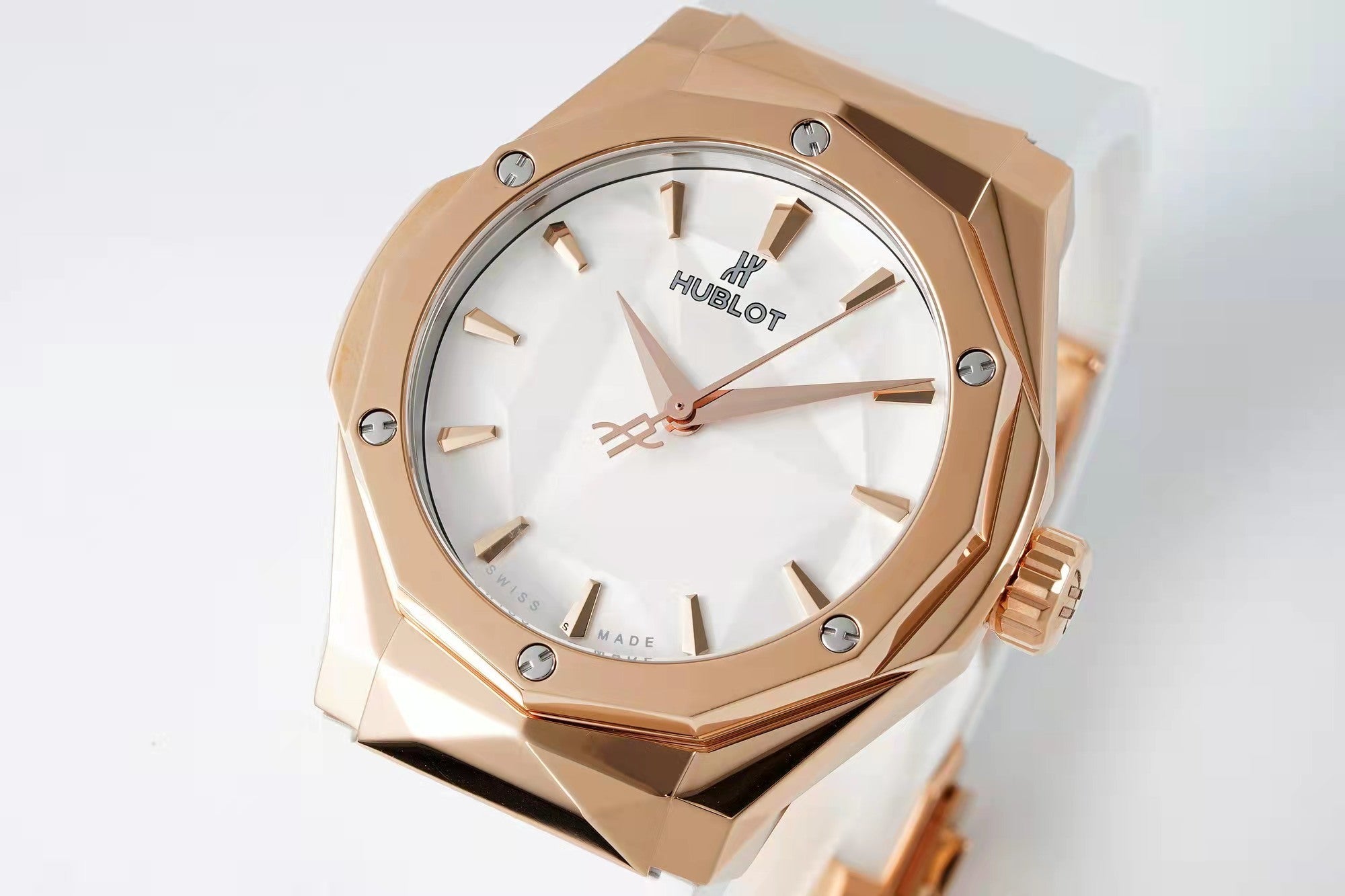 Hublot Classic Fusion Orlinski King Gold Pavé 550.OS.2200.RW.ORL20 : Polished Faceted White "The Orlinski"