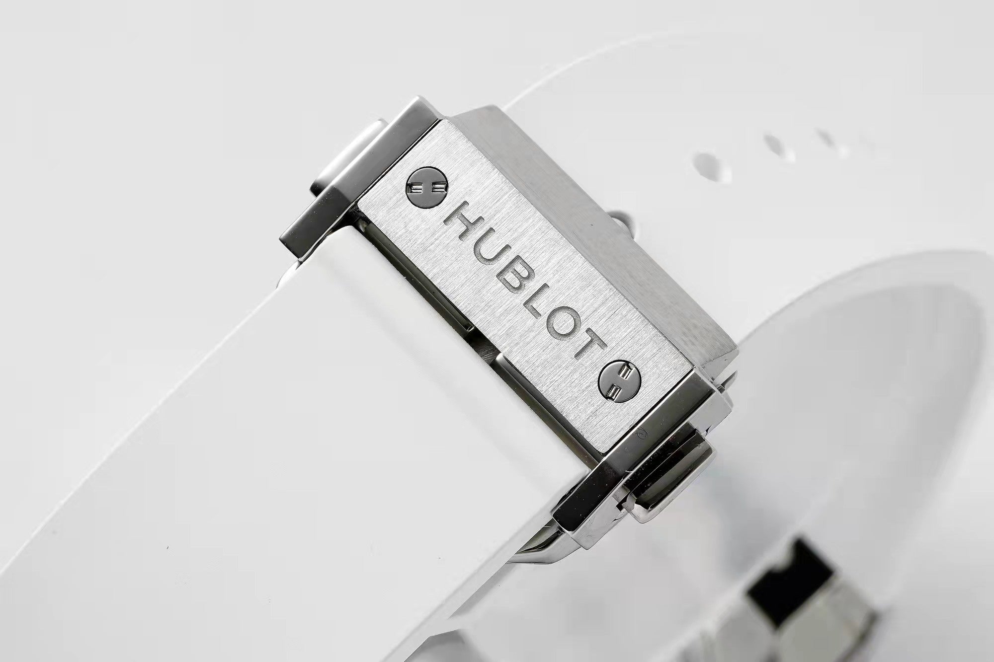 Hublot Classic Fusion Orlinski White Pavé 550.NS.2200.RW.1604.ORL20 : Polished Faceted White "Iced Out"