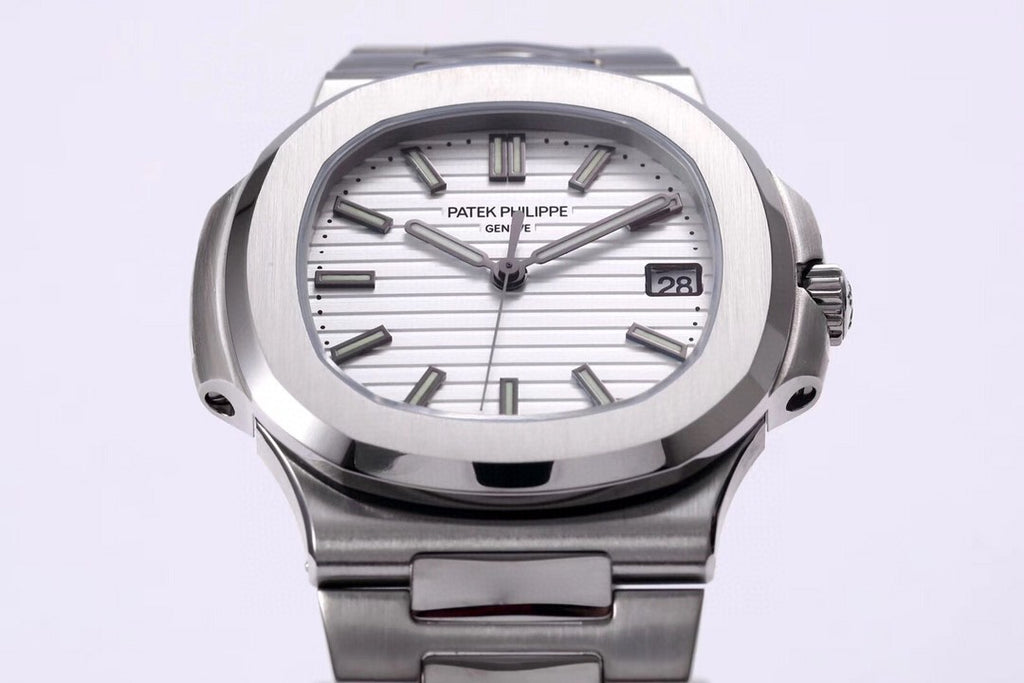 Patek Philippe Nautilus 5711/1A-011 : Silvery-White "Piano"