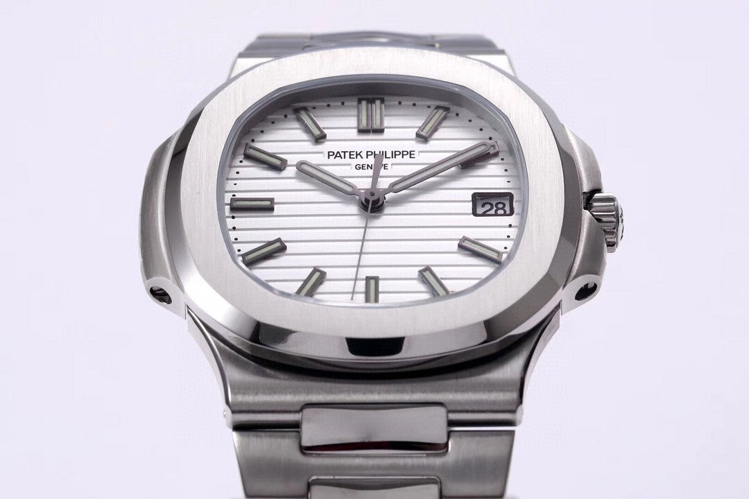 Patek Philippe Nautilus 5711/1A-011 : Silvery-White "Piano"