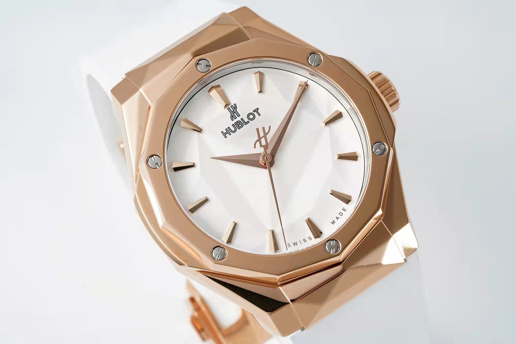Hublot Classic Fusion Orlinski King Gold Pavé 550.OS.2200.RW.ORL20 : Polished Faceted White "The Orlinski"