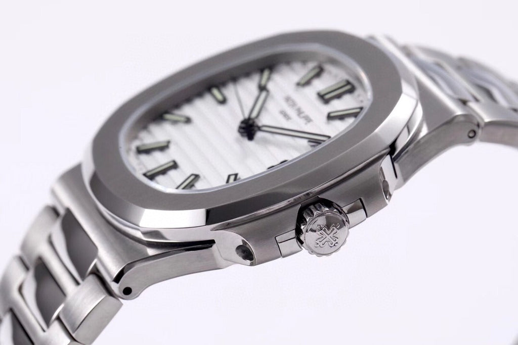 Patek Philippe Nautilus 5711/1A-011 : Silvery-White "Piano"