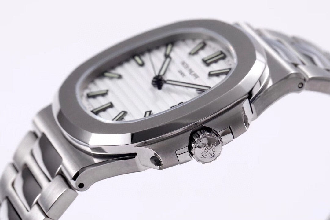 Patek Philippe Nautilus 5711/1A-011 : Silvery-White "Piano"
