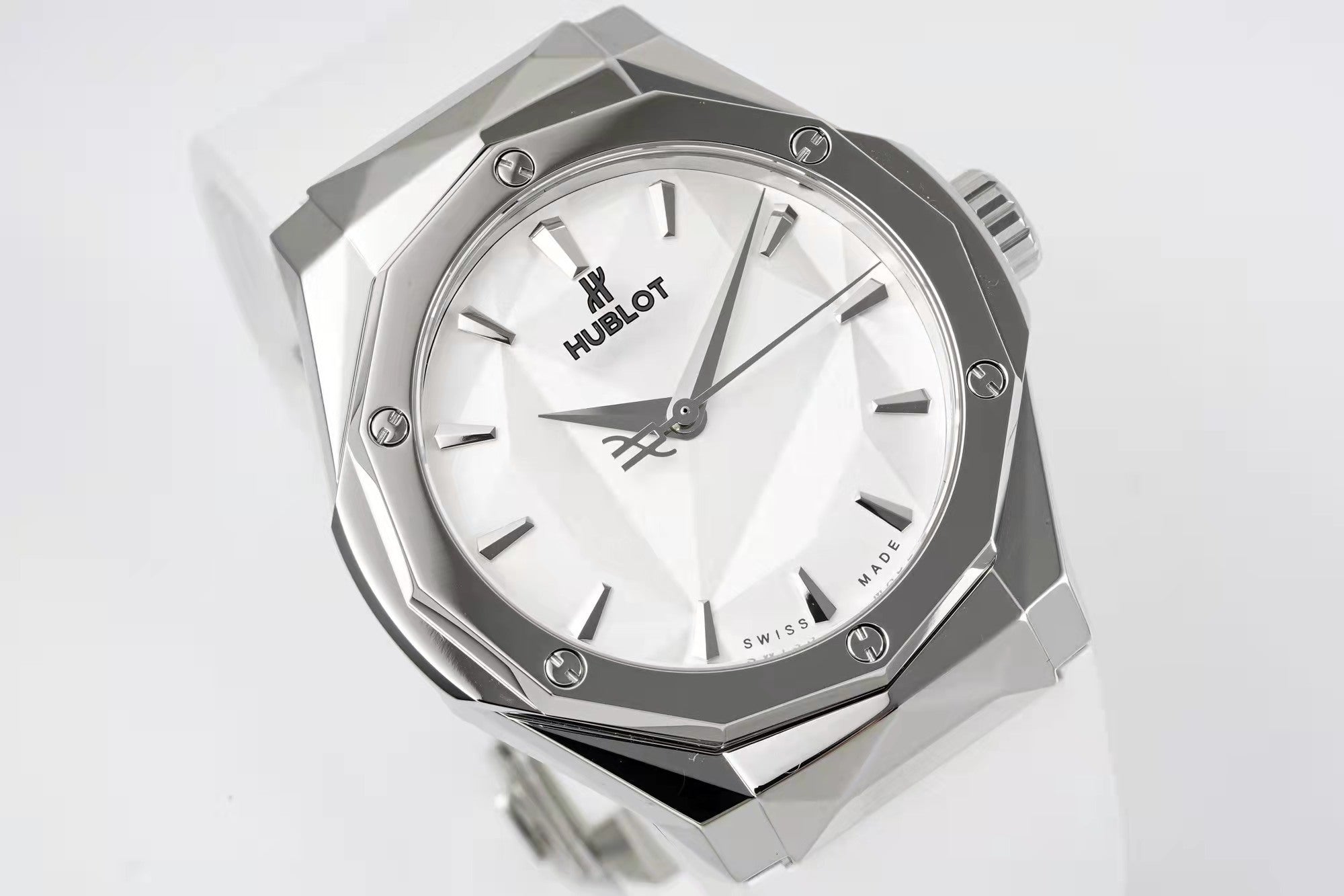 Hublot Classic Fusion Orlinski White Pavé 550.NS.2200.RW.ORL20 : Polished Faceted White "The Orlinski"