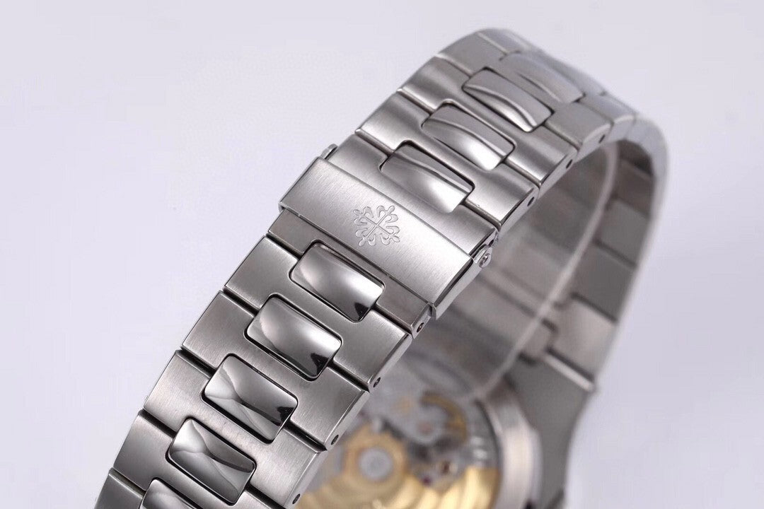Patek Philippe Nautilus 5711/1A-011 : Silvery-White "Piano"